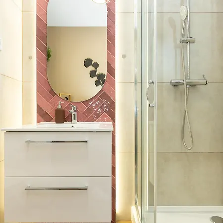 Romeo, D127 アパート *